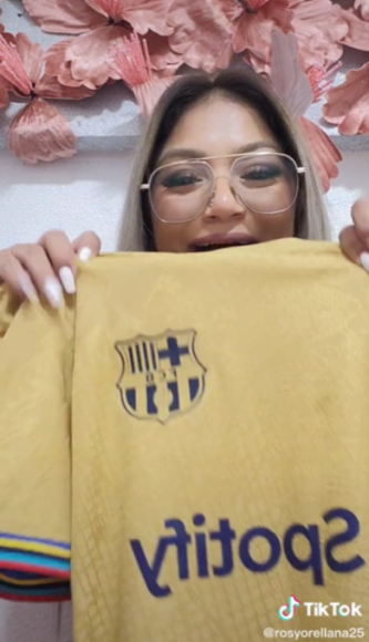 Luego, la hondureña publicó un video en Tik Tok en el que mostró su felicidad y la camiseta que le regaló Ansu Fati.