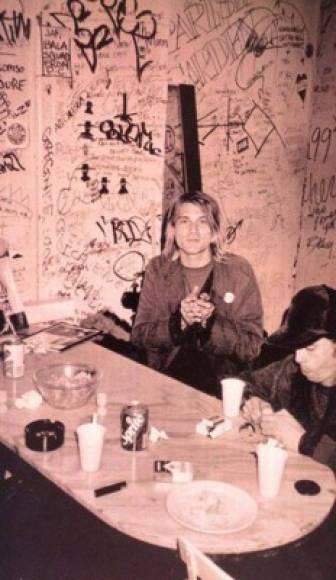 7- El título para la canción más famosa de Nirvana vino de un graffiti y un malentendido. Durante una discusión sobre el punk rock con Kathleen Hanna y la novia de Cobain, Tobi Vail, Hanna pintó con aerosol 'Kurt huele a espíritu adolescente' en la pared. Sin saber que Teen Spirit era en realidad el nombre del desodorante de Vail.