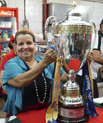 Presidente del Marathón sorprendió a su madre tras el título