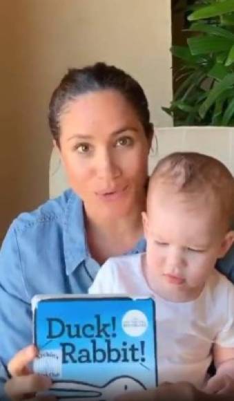 Este 06 de mayo como conmemoración de su primer cumpleaños, los Sussex han compartido un video donde Meghan aparece junto al pequeño mientras le lee un libro infantil.