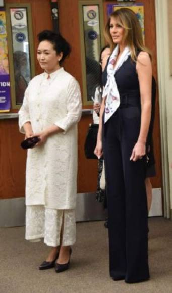 Melania invitó a la primera dama china, Peng Liyuan, a visitar una escuela en la Florida y para la ocasión utilizó un jumpsuit negro que complementó con un pañuelo floreado.