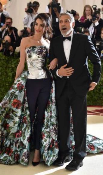 La abogada Amal Clooney arribó a la alfombra de la mano de su esposo, el actor George Clooney.