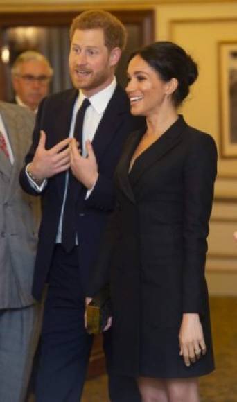 La pareja real se mostró sonriente y animada mientras hablaban con los invitados en el vestíbulo del Victoria Palace Theatre de Londres este miércoles 29 de agosto.