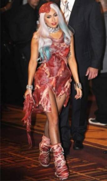 <br/>Los MTV Video Music Awards del año 2010 estuvieron marcados por el sorprendente vestido de carne de Lady Gaga, uno de los momentos más simbólicos en la moda 'animal'. El Vestido de carne Lady Gaga fue diseñado por Franc Fernández.