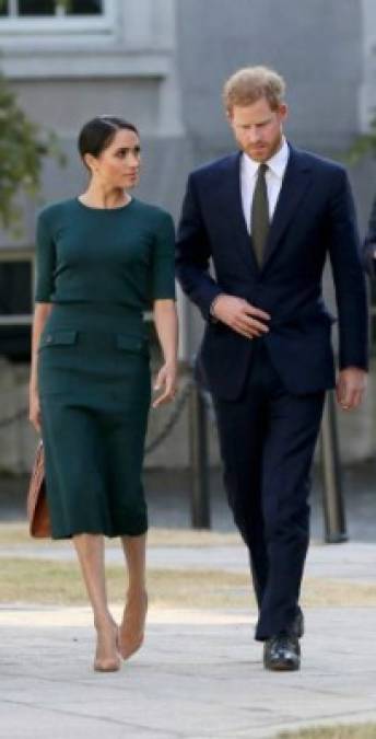 # 1: Vestido verde de Givenchy<br/><br/>A su llegada a Dublín (Irlanda), Meghan salió del avión vistiendo un conjunto de falda y suéter verde bosque de la casa de moda Givenchy. <br/>