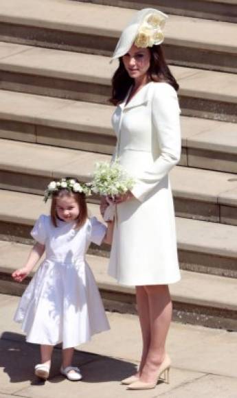 La pequeña, quien ayudó a Meghan a caminar por el pasillo, lució un vestido blanco y una diadema floral.<br/>
