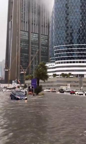 Numerosos ciudadanos compartieron a través de la red social X varios vídeos y fotografías del aeropuerto, carreteras y centros comerciales inundados por las lluvias torrenciales que han afectado al emirato a lo largo de esta jornada. 