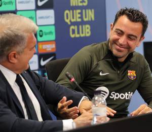 Xavi se queda un año más al frente del Barcelona y comienza a orquestar el plan en cuanto a fichajes.