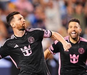 Messi festejó con el puño cerrado su golazo ante Sporting Kansas City.