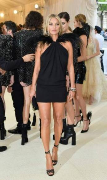 La supermodelo Kate Moss llegó al llamado Oscar de la moda luciendo un atrevido 'mini black dress' de Saint Laurent.