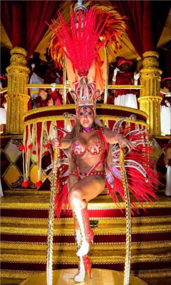 La guapa brasileña decidió llevar un microbikini rojo con piedras brillantes, plumas, transparencias y una corona dorada que iba en conjunto con la carroza del desfile. 