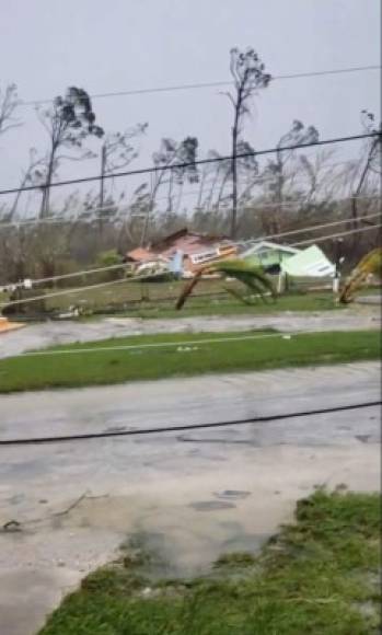 Al menos 13,000 casas quedaron destruidas o severamente dañadas tras el paso de Dorian en las Bahamas, cuyos vientos cercano a los 300 km/h seguían azotando hoy este archipiélago del Caribe, según la Cruz Roja.