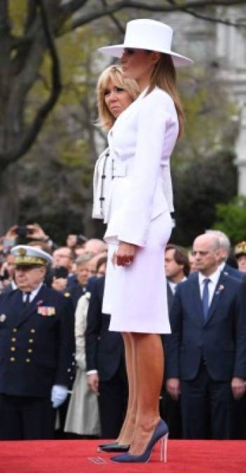 US First Lady Melania Trump (R) and Brigitte Macron attend a state welcome at the White House in Washington, DC, on April 24, 2018. / AFP PHOTO / JIM WATSON