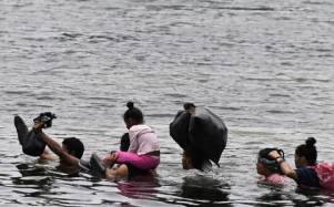 Cientos de migrantes cruzan a diario el Río Bravo para ingresar ilegalmente a Estados Unidos.