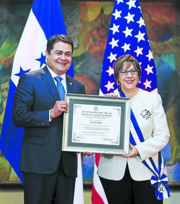 Honduras condecora a embajadora Lisa Kubiske