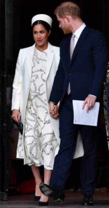 Meghan, de 37 años y el príncipe Harry, de 34, se mantuvieron juntos en el evento, se les observó tomados de la mano.