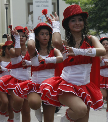 Las palillonas, las reinas de los desfiles patrios en Honduras