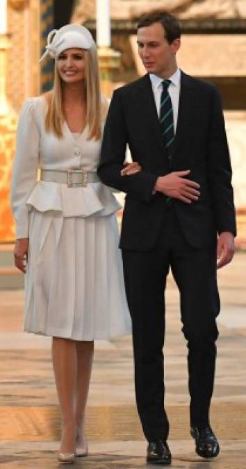 Tomando consejos de su madrastra, Melania Trump, la hija favorita del magnate optó por un atuendo blanco del diseñador italiano Alessandra Rich.