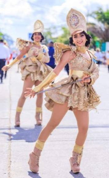 Las adolescentes realizaron sus coreografías al son de la música interpretada por las bandas de guerra que resonaron en la ciudad portuaria.<br/>