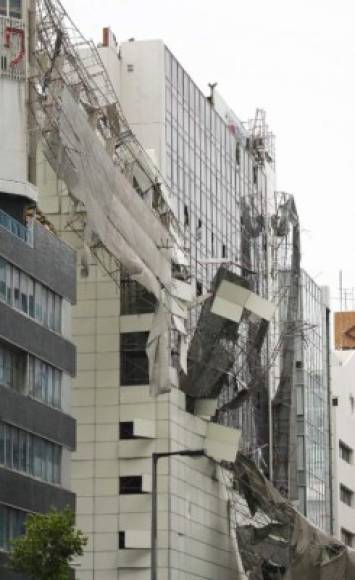 Los vientos huracanados llegaron a alcanzar 210 kilómetros por hora, y las lluvias torrenciales dejaron considerables destrozos a su paso.