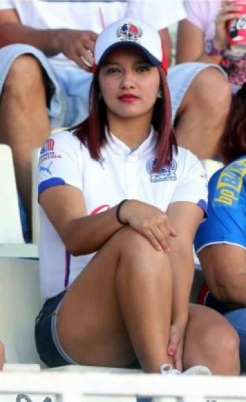 Bella aficionada del Olimpia en las gradas del estadio Nacional apoyando a su equipo ante el Juticalpa.