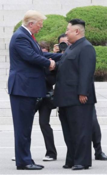 Ambos se saludaron con un apretón de manos e intercambiaron unas breves palabras, con Kim diciendo: 'Me alegro de verle de nuevo. No esperaba verle jamás en este lugar'.