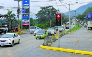 Dos semáforos en el cruce del bulevar del sur a Chamelecón fueron instalados en las últimas semanas.