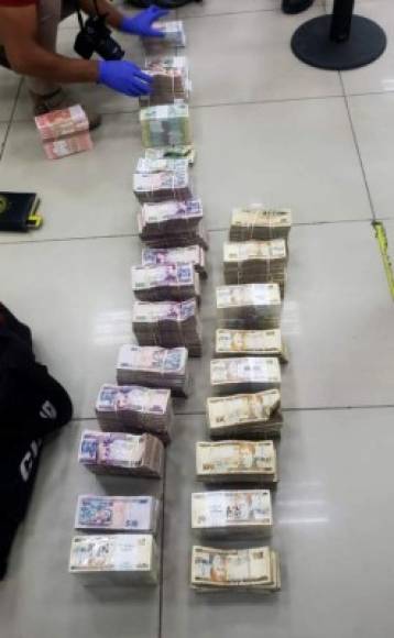El Ministerio Público y agentes de la Policía están contabilizando el dinero que estaban cargando en bolsos los asaltantes.