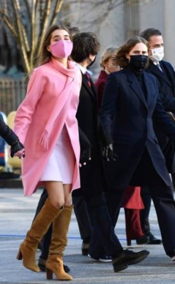 Natalie, la hija mayor de Beau, el fallecido primogénito de Biden, se viralizó en redes sociales gracias al abrigo rosa que utilizó para la toma de posesión en el Capitolio.