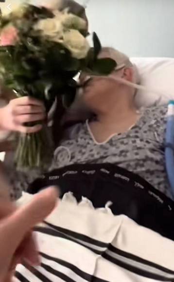 En un video se ve llegar a la prometida con vestido de novia y un ramo de flores en sus manos a la sala donde estaba siendo atendido su padre quien sufría de cáncer.