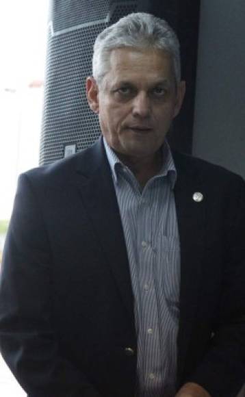 Reinaldo Rueda: El entrenador colombiano se encuentra en Honduras para un curso de entrenadores y fue consultado sobre la posibilidad de volver a dirigir a la H. 'Siempre está latente esa posibilidad, por todo lo que me une a Honduras, pero en estos momentos estoy con Chile y si Dios y el fútbol quieren que más adelante coincidan los tiempos', dijo.