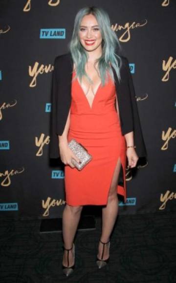 A sus 27 años Hilary Duff decidió atreverse a hacer un cambios de 'look' radical. La artista presentó su cabellera aguamarina, la cual causó gran impresión.
