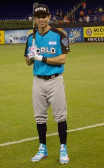 Otro joven a resaltar es Mauricio Dubón, quien se convirtió el año pasado en el primer hondureño en participar en el juego de las Futuras Estrellas de la Liga Mayor de Béisbol (MLB) de Estados Unidos, las famosas Grandes Ligas. A finales del año pasado, Dubón fue anunciado como parte del primer equipo de los Cerveceros de Milwaukee de la MLB. En entrevista a Diario LA PRENSA declaró que: “Estoy listo para debutar en las Grandes Ligas”. Sin embargo, una lesión, este año, le afecto. Pero este joven mantiene la misma dedicación.