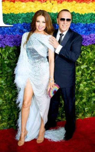 Thalía y su esposo Tommy Mottola posaron sonrientes en la alfombra roja. La cantante usó un clutch colorido acorde con el tema de la noche.