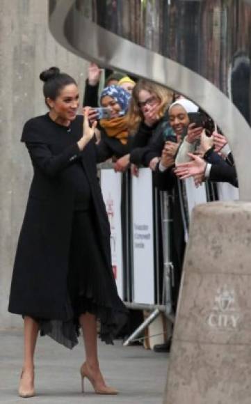 Meghan, quien está esperando a su primer hijo a fines de abril, llegó con un abrigo negro Givenchy, que usó el año pasado el domingo de Recuerdo (Remembrance Day). <br/>