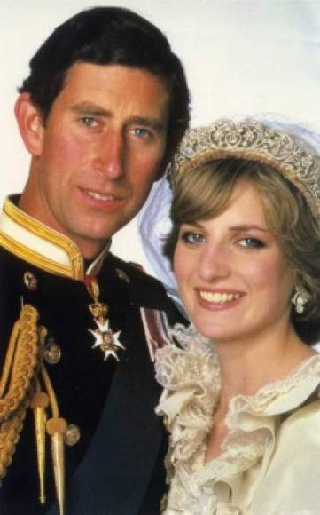 EL PRINCIPIO DEL FIN<br/>Cuando Diana y Carlos abordaron el tren desde Waterloo hasta Romsey, en Hampshire, para iniciar su luna de miel, todo parecía idílico. Su viaje, de varias semanas fue muy placentero para ambos.<br/>