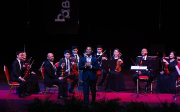 La Orquesta Filarmónica de SPS, dirigida por el maestro Óscar Barahona, junto a Dennis Orellana recibieron la ovación constante del público hondureño.