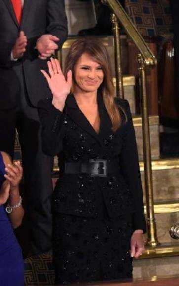 Para el primer discurso de Trump ante el Congreso, Melania optó por un traje negro bordado con piedras del diseñador estadounidense, Michael Kors.