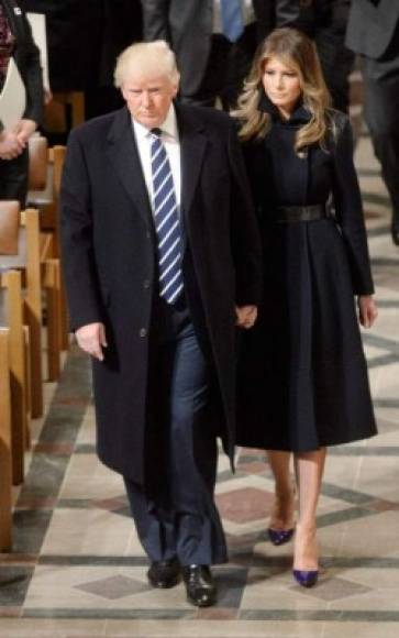 Durante el Servicio Nacional de Oración, Melania optó por un diseño más recatado. Un abrigo tipo vestido de lana negra y cinturón, que complementó con unos tacones violeta de Louboutin.