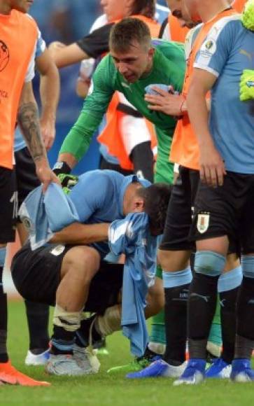 Fernando Muslera también intentó animar a Luis Suárez.