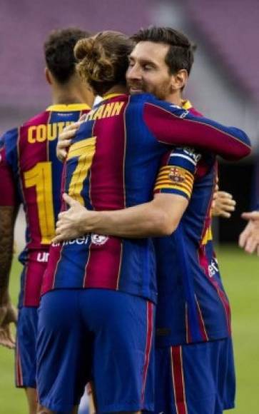 El cariñoso abrazo de Messi con Griezmann.