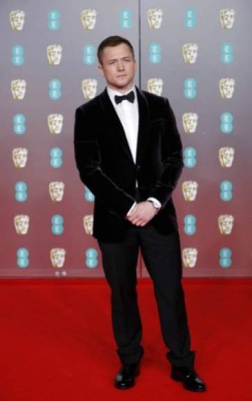Muy galán, el actor Taron Egerton llevaba esmoquin, pero de terciopelo.
