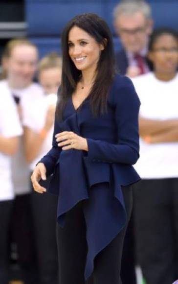 El 24 de septiembre Meghan usó una camisa estilo peplum de Óscar de la Renta.