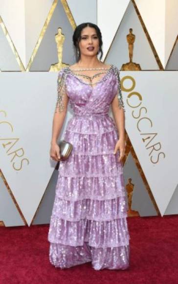 La actriz mexicana se robó las miradas en la alfombra roja. Salma también presentará uno de los premios de esta noche.