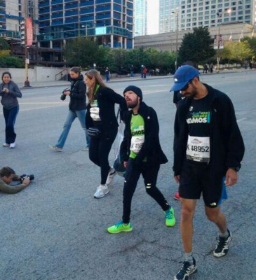 Venezolano con atrofia muscular completa maratón Chicago en 16 horas