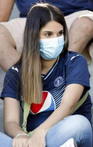 Una guapa aficionada del Motagua en el estadio Marcelo Tinoco de Danlí.