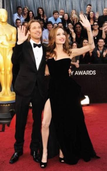 La pareja es el foco de atención en cada una de sus apariciones públicas. Deslumbrantes desfilaron en la alfombra roja de los premios Oscar el 2012. El pose de Angelina Jolie luciendo su pierna fue lo más comentado en las redes sociales.