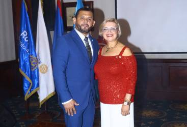 Juan Carlos Díaz, presidente del Club Rotario Usula, junto a María Elena Price, gobernadora del Distrito Rotario 4250.