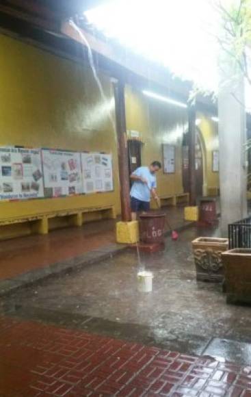 La escuela Dionisio de Herrera, también en Choluteca, ha servido de albergue para otros hondureños que no pueden permanecer en su casas debido a la amenaza del fenómeno meteorológico.