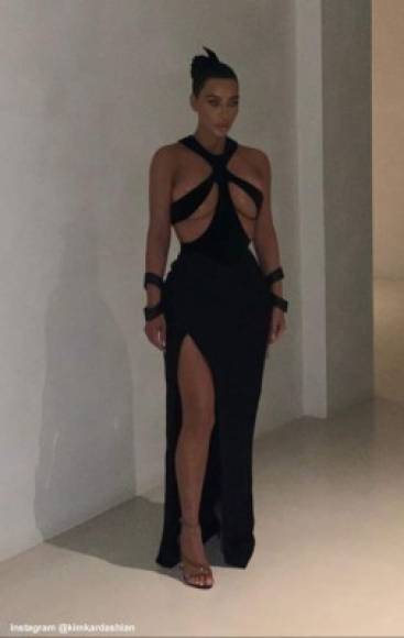 La esposa de Kanye West usó un diseño vintage de Thierry Mugler de su colección primavera verano de 1998.<br/><br/>Los más llamativo del vestido de Kim fue el escote que dejaba al aire prácticamente todos sus senos a excepción de sus pezones que fueron cubiertos con dos tiras de tela.